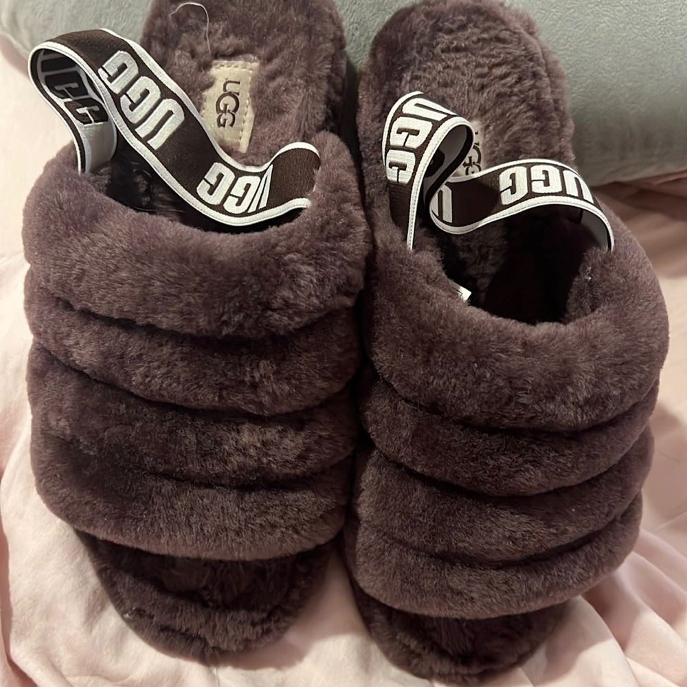 UGGS slipper size 9
